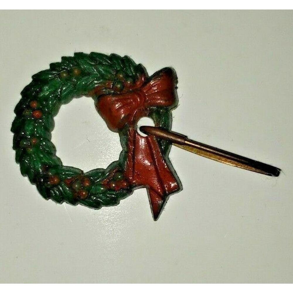 Vintage 1940's Christmas Wreath Hand Painted Jewelry Pin Brooch